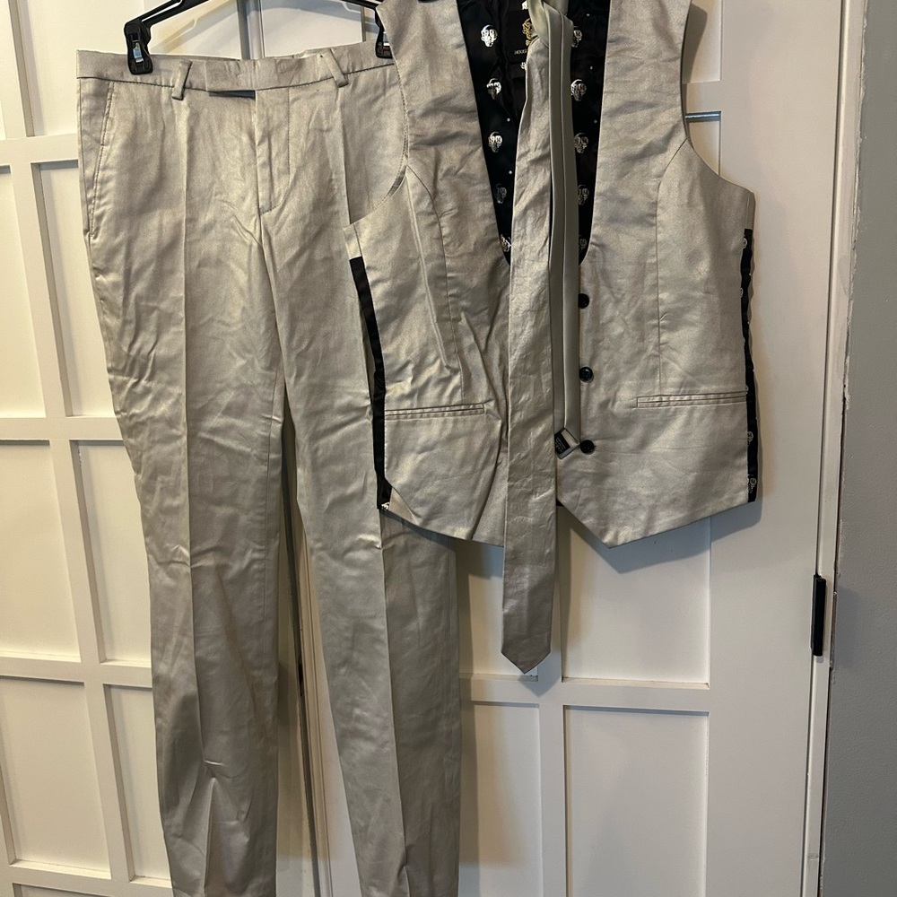 Noose & Monkey Elegant metallic silver slim Pants 30R, Vest 36R, Tie Set